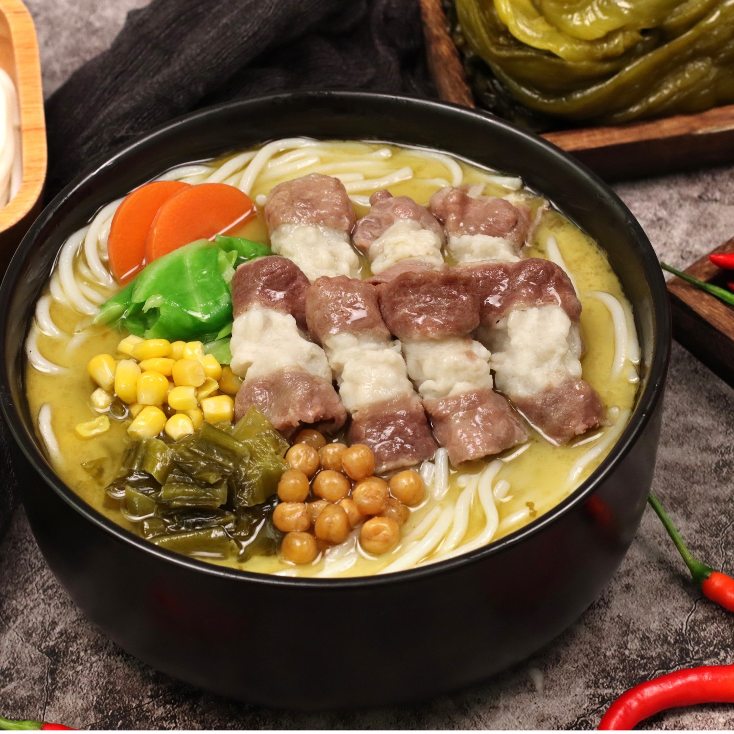 康德食品老壇酸菜采用傳統(tǒng)老壇技術(shù)密封發(fā)酵，成就的地道老壇酸菜