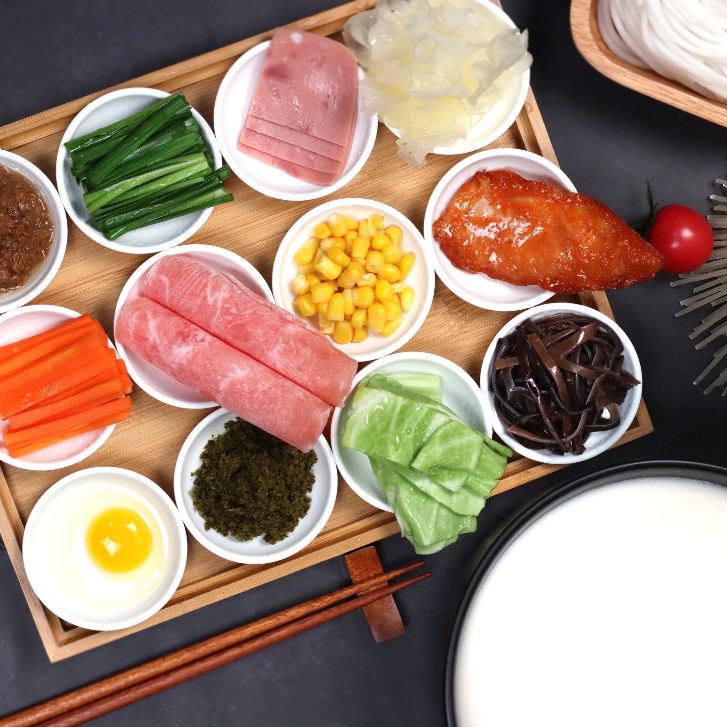 旗下品牌‘狀元米線’、香之瀾番茄米線，有豐富的運(yùn)營(yíng)經(jīng)驗(yàn)和貨源穩(wěn)定、口味保證等